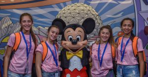 Mickey en Disney con quinceañeras
